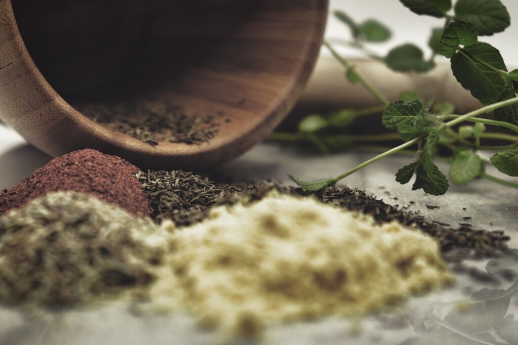 Verschiedene wohltuende Kräuter geeignet für einen Kräutertee für Pferde | Différentes herbes bienfaisantes conviennent pour une tisane pour chevaux